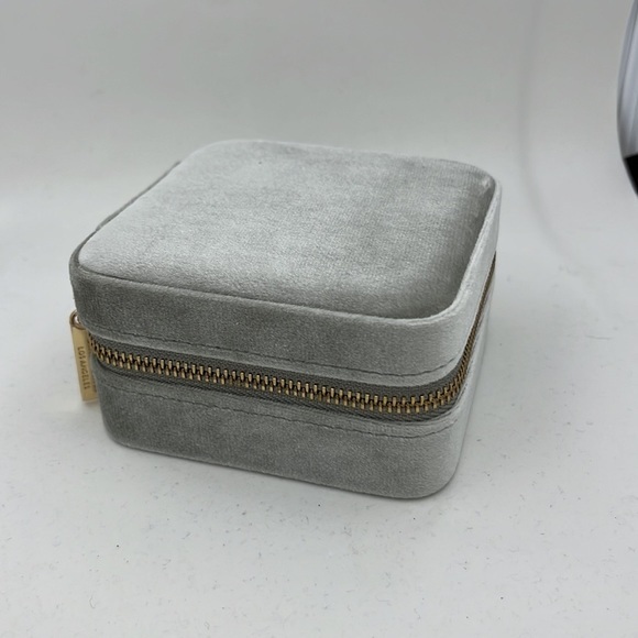 Velvet Sage: The Ultimate Travel Jewelry Box for Wanderlust Fashionistas! - Picture 13 of 13
